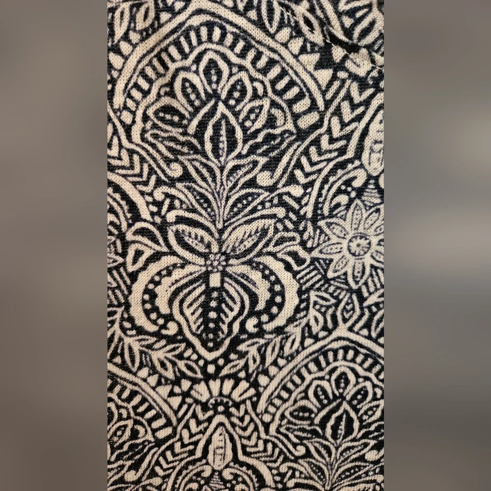 Rachel Zoe 2X Blue and White Paisley 100% Linen V-Neck Tee NWOT - Picture 3 of 5